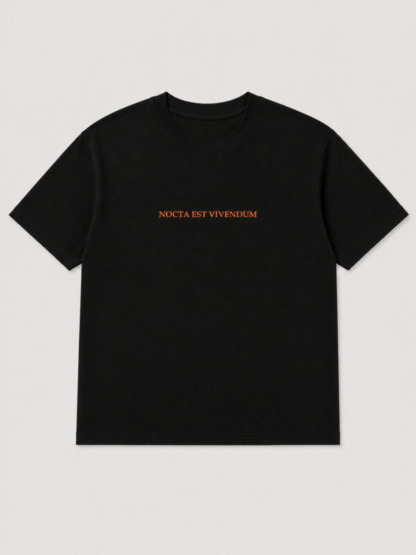 T-Shirt nera - Nocta Est Vivendum
